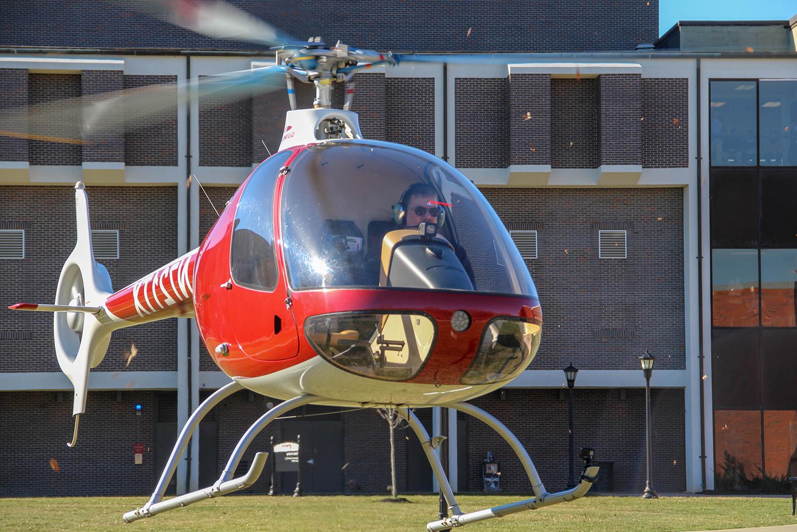 政府1号直升机降落在校园里.